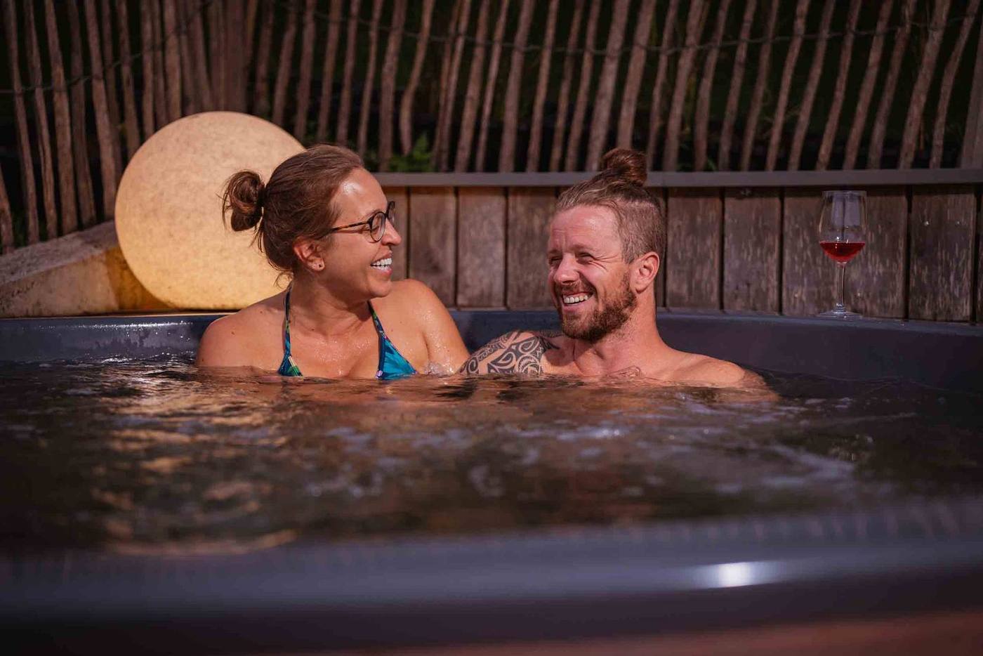 Paar entspannt abends im Whirlpool Hot Tub am Grub-Daniel-Hof