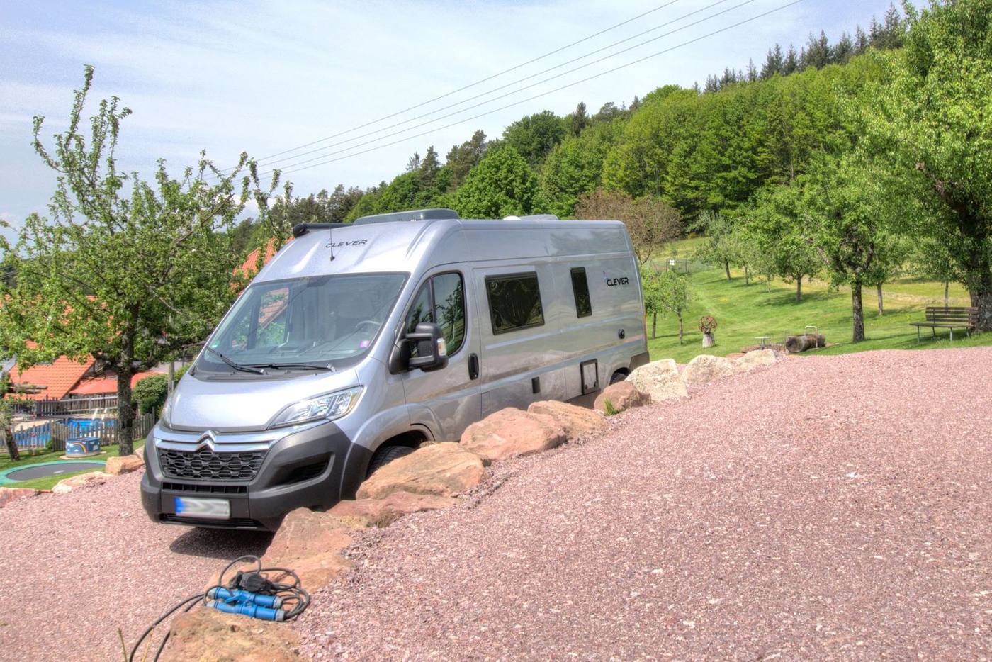 Wohnmobil auf dem Naturglamping-Stellplatz am Grub-Daniel-Hof