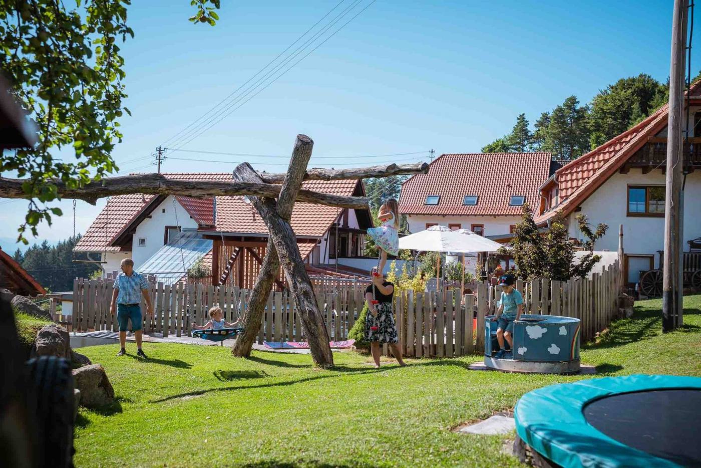 Familie auf dem Spielplatz des Grub-Daniel-Hofs