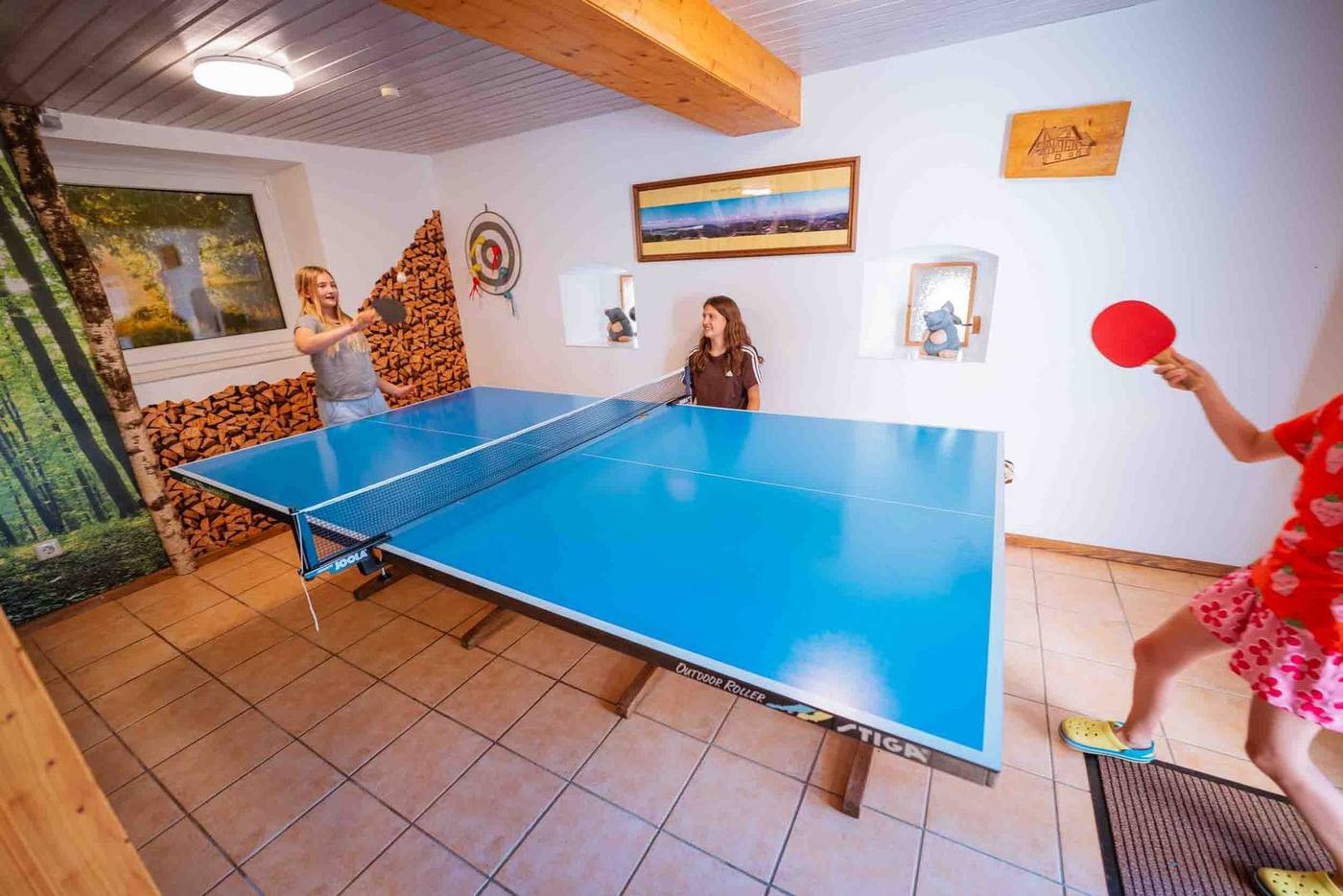 Kinder spielen Tischtennis am Grub-Daniel-Hof