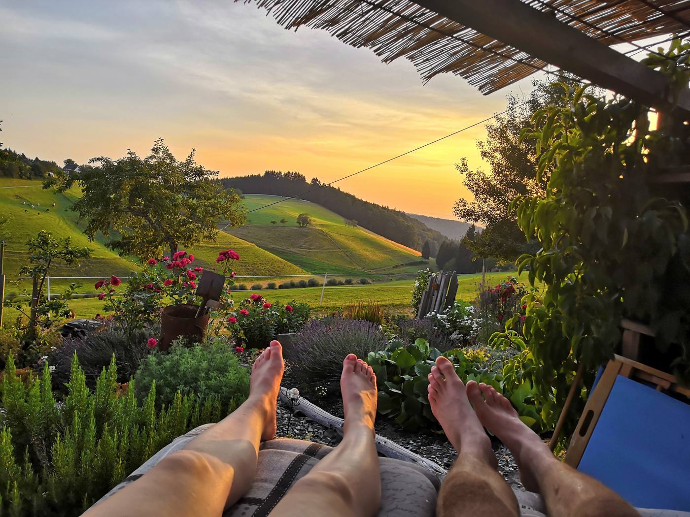 Füße hoch bei Sonnenuntergang mit Blick über die Schwarzwaldhügel am Grub-Daniel-Hof