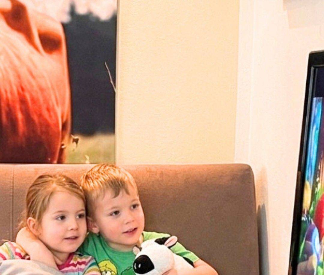 Kinder auf der Couch in der Ferienwohnung Gänseblümchen