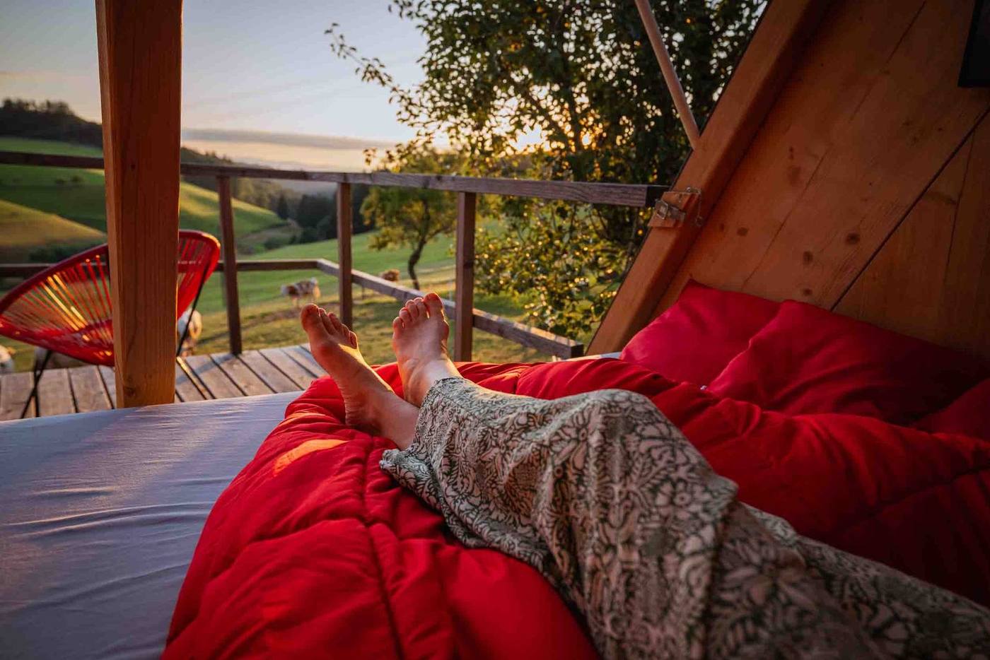 Blick ins Grüne vom Bett aus im Häusle bei der Linde