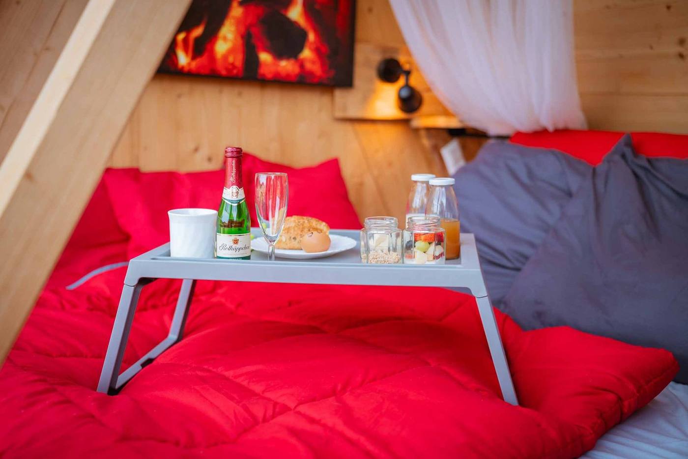 Frühstück mit Sekt und Blumen im Bett des Häusle bei der Linde