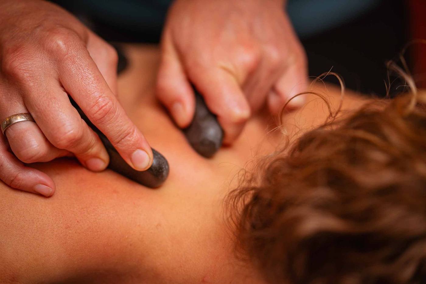 Heiße-Steine-Massage am Grub-Daniel-Hof