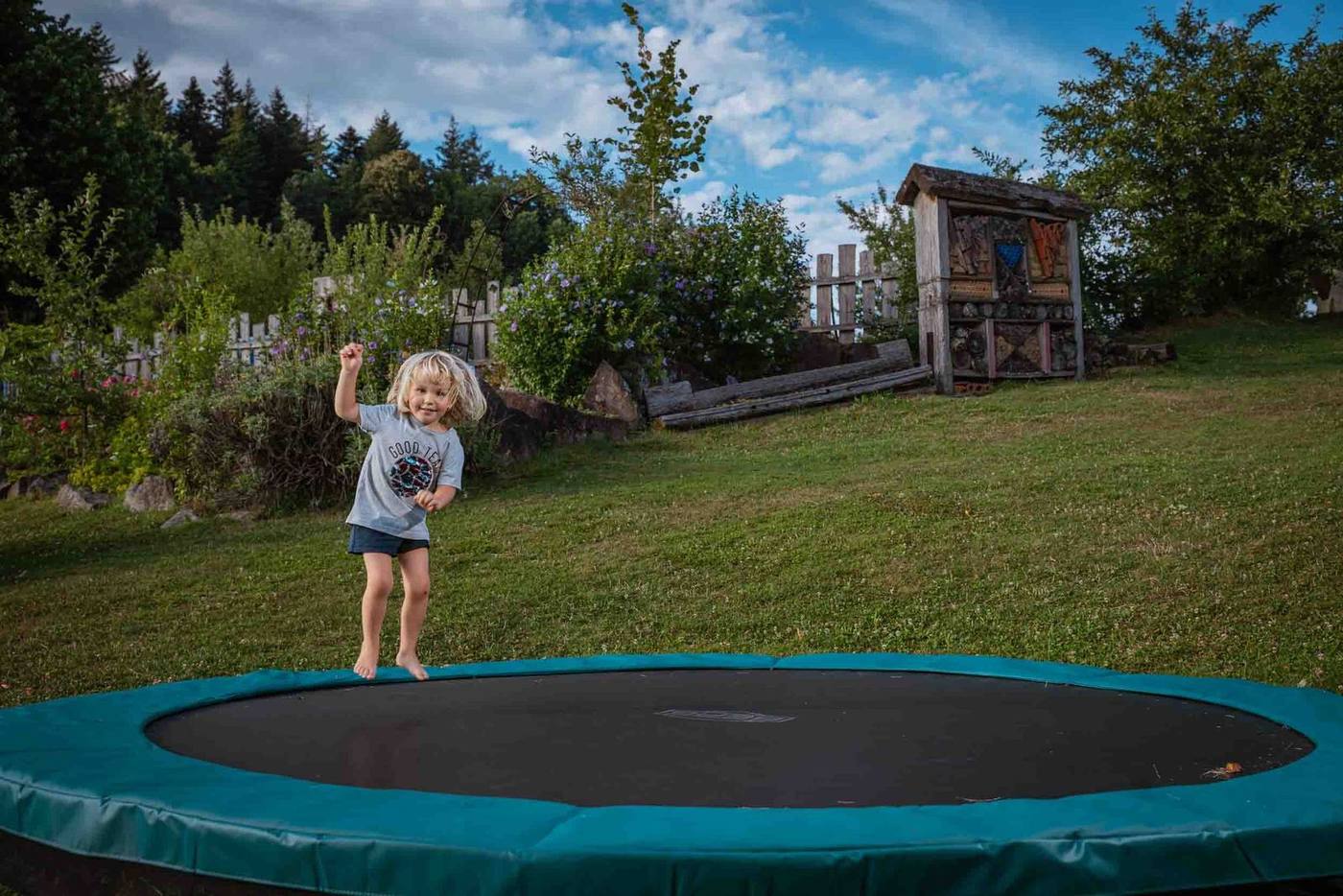 Kind hüpft auf dem Trampolin am Grub-Daniel-Hof