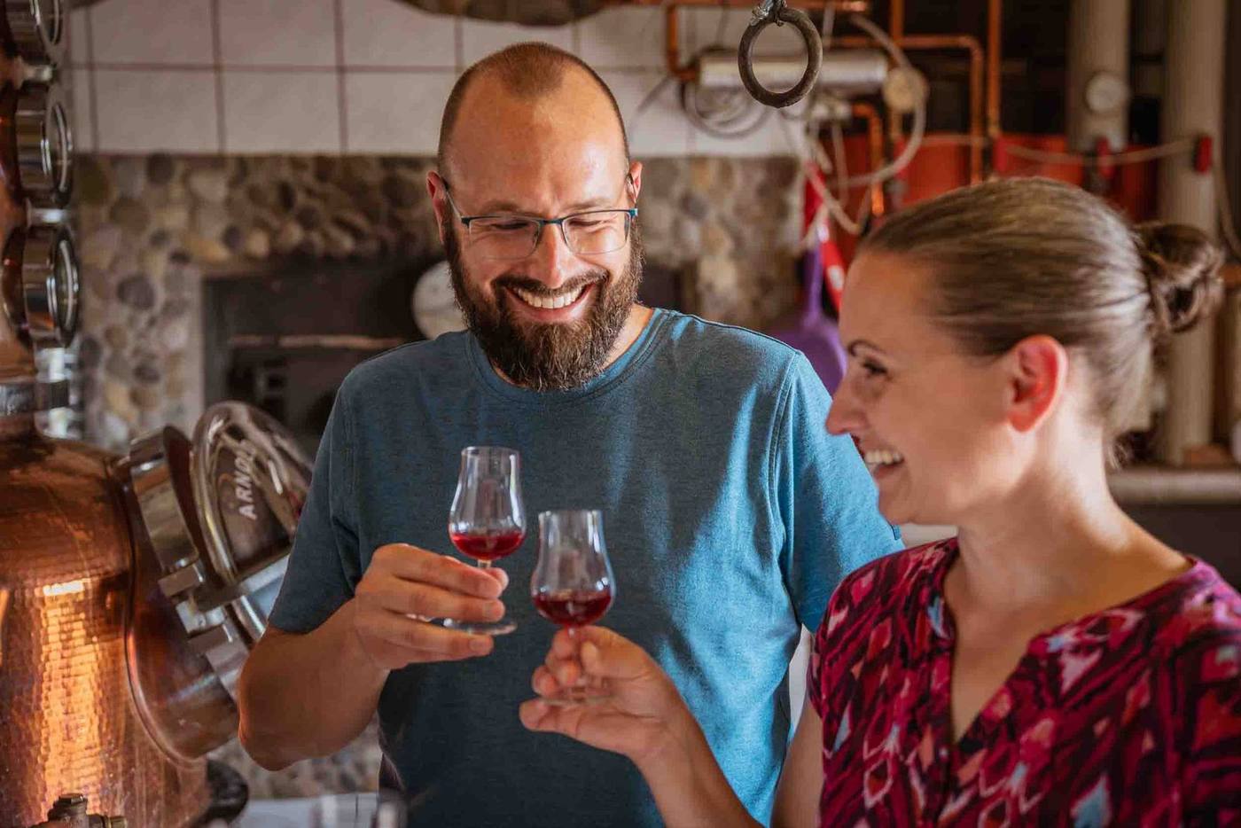 Paar stößt mit selbstgebranntem Schnaps an