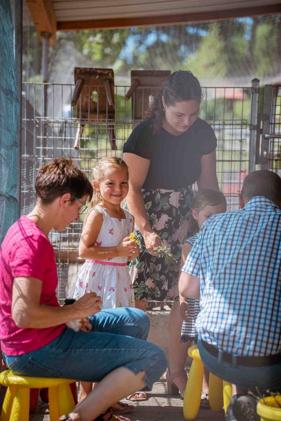 Kinder füttern die Hoftiere am Grub-Daniel-Hof