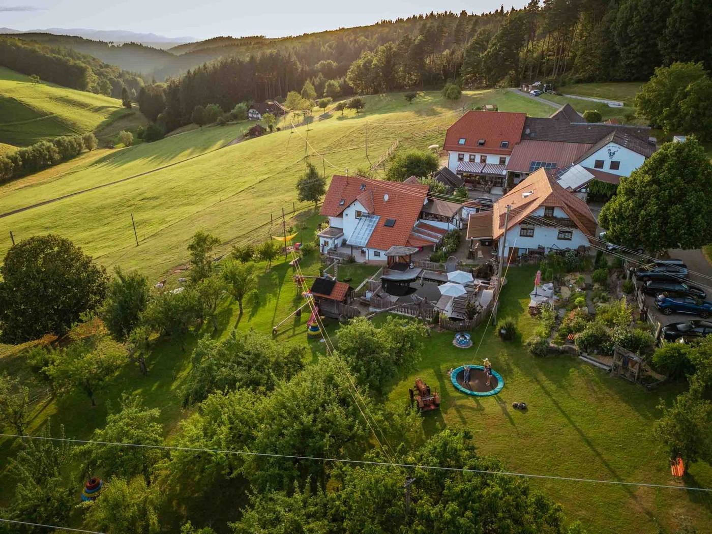 Der Hof mit Spielplatz und Trampolin von oben