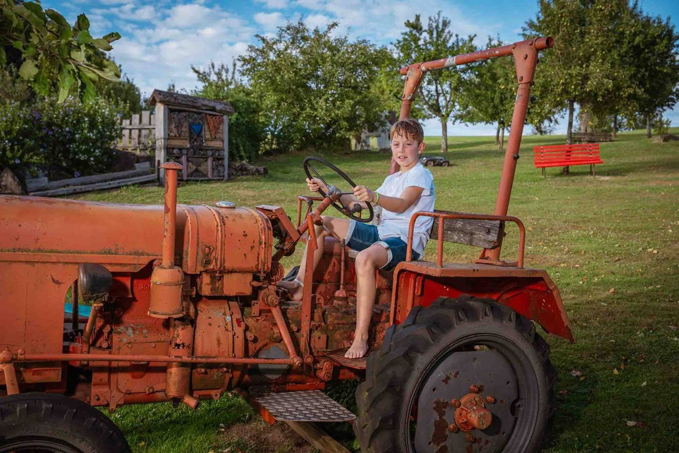 Junge auf dem Traktor am Grub-Daniel-Hof