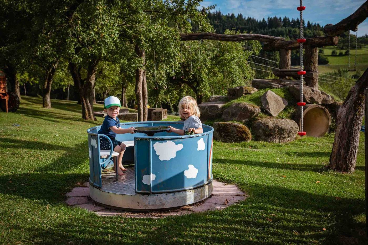 Zwei Kinder im Klettergerüst