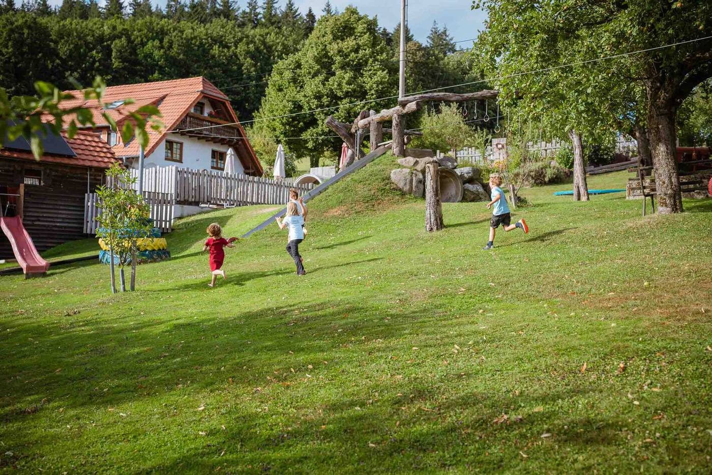 Kinder auf dem Spielplatz am Grub-Daniel-Hof