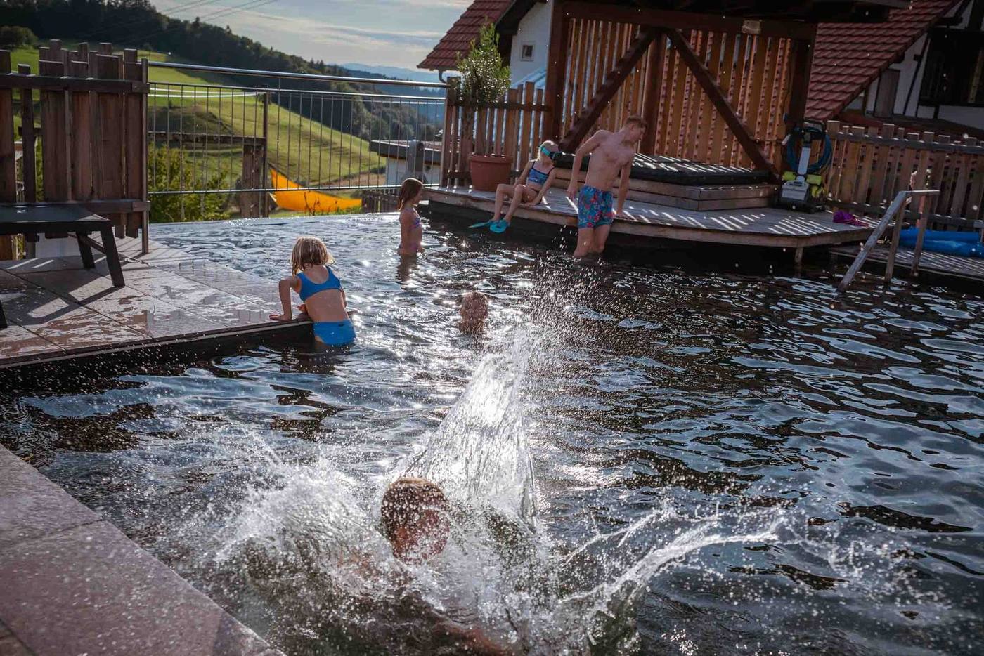 Wasser spritzt beim Planschen im Naturpool