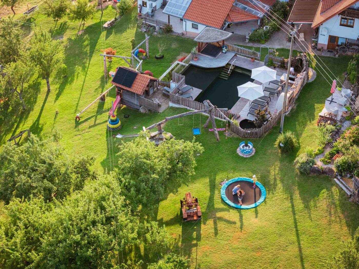 Pool und Spielplatz von oben gesehen