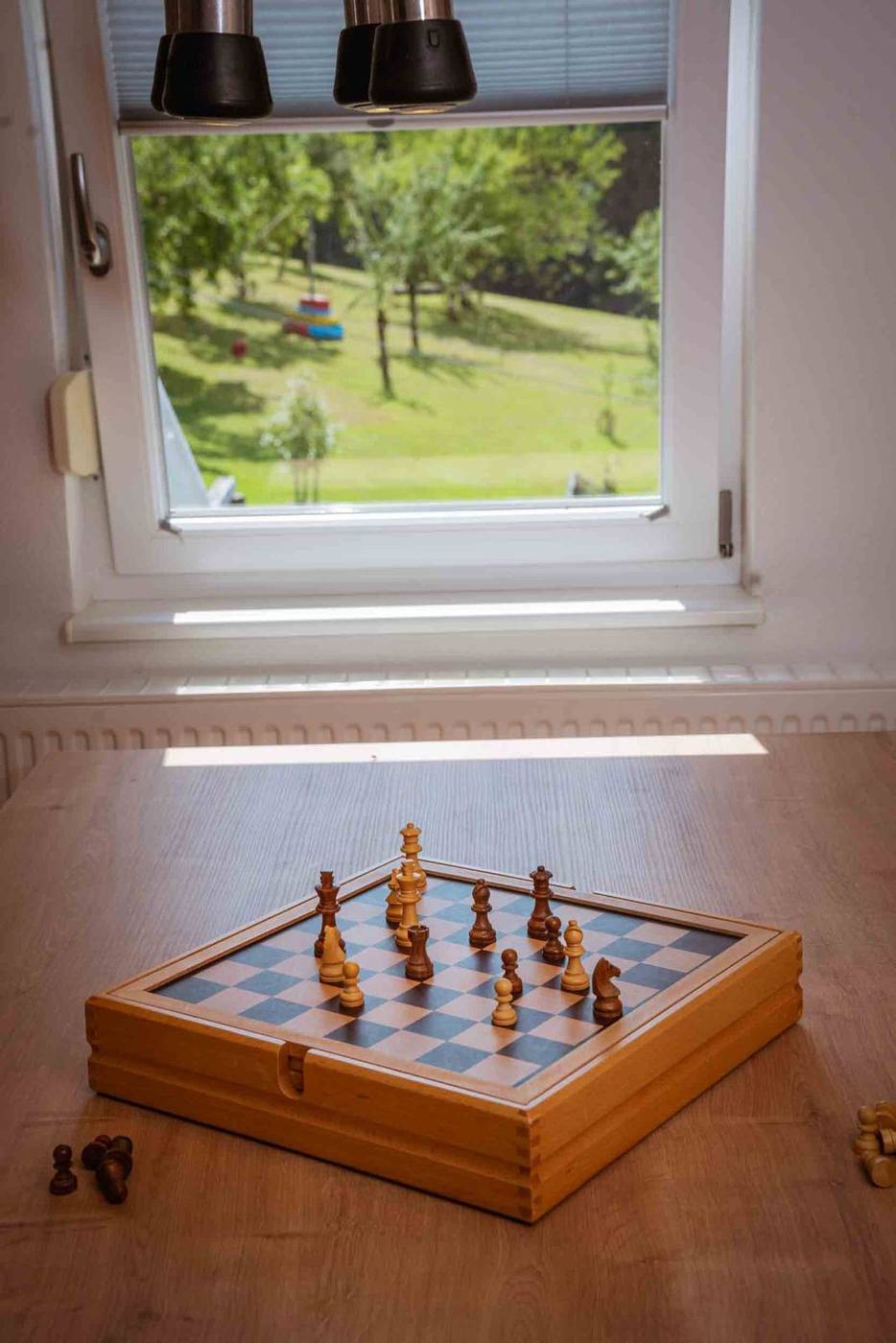 Spieltisch mit Blick auf den Spielplatz