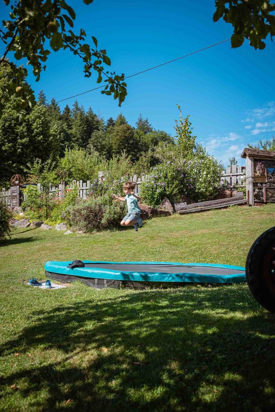 Kind hüpft hoch in die Luft auf dem Trampolin