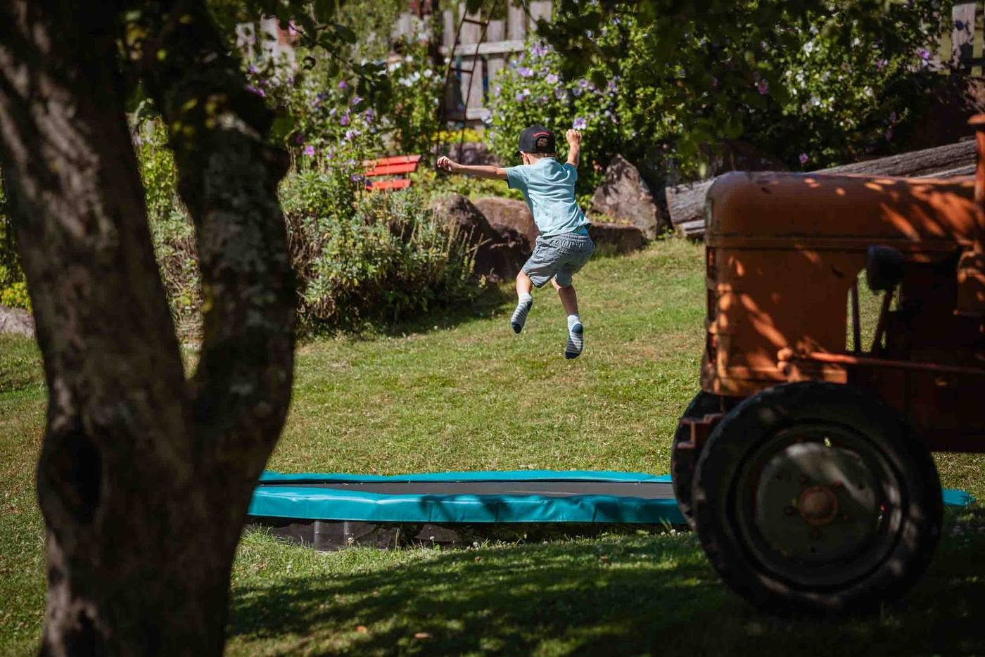 Trampolinspringen mit Blick ins Grüne