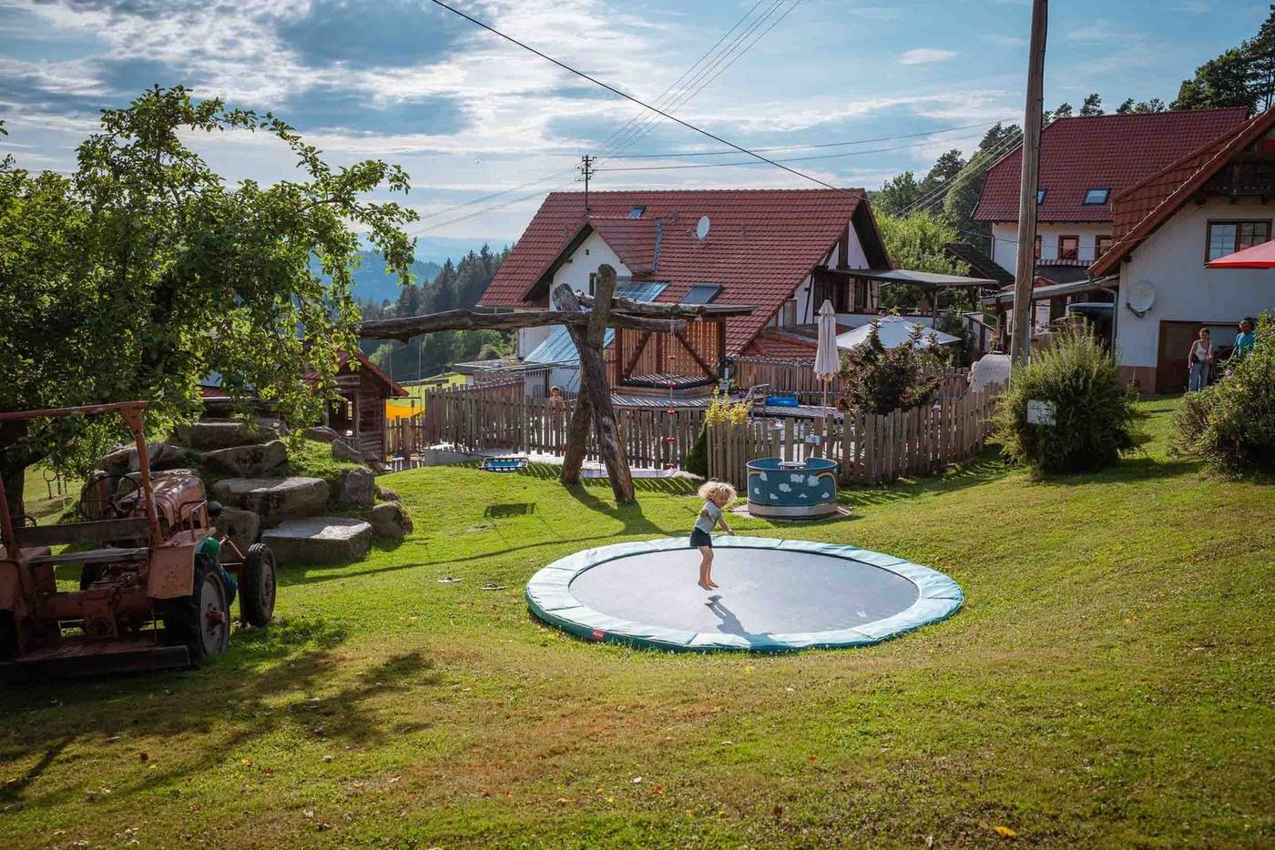 Trampolinspringen bei Sonnenschein am Naturpool