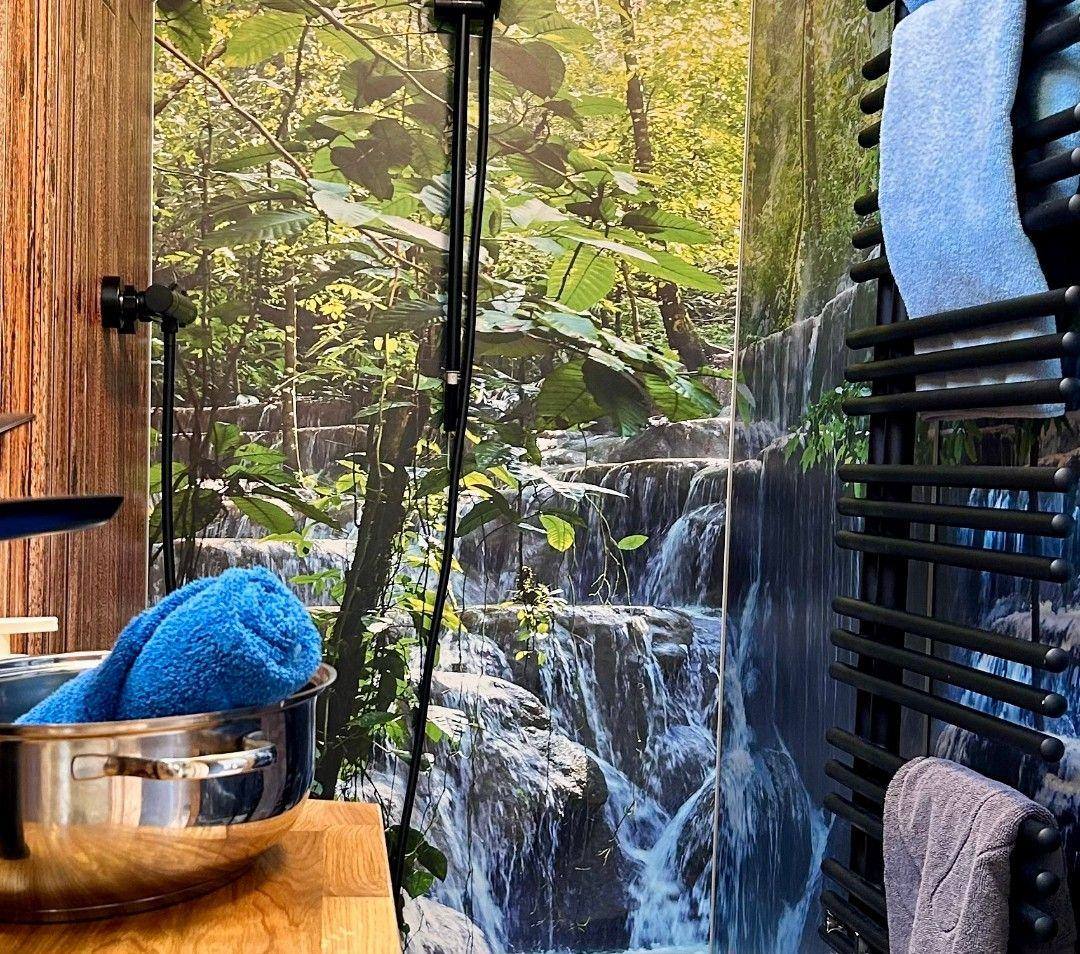 Bad mit Dusche und WC, Föhn und Seife in der Ferienwohnung Magaritte