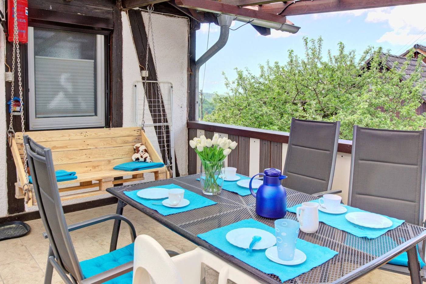 Gedeckter Tisch zum Draußen-Essen auf der Terrasse der Ferienwohnung Magaritte