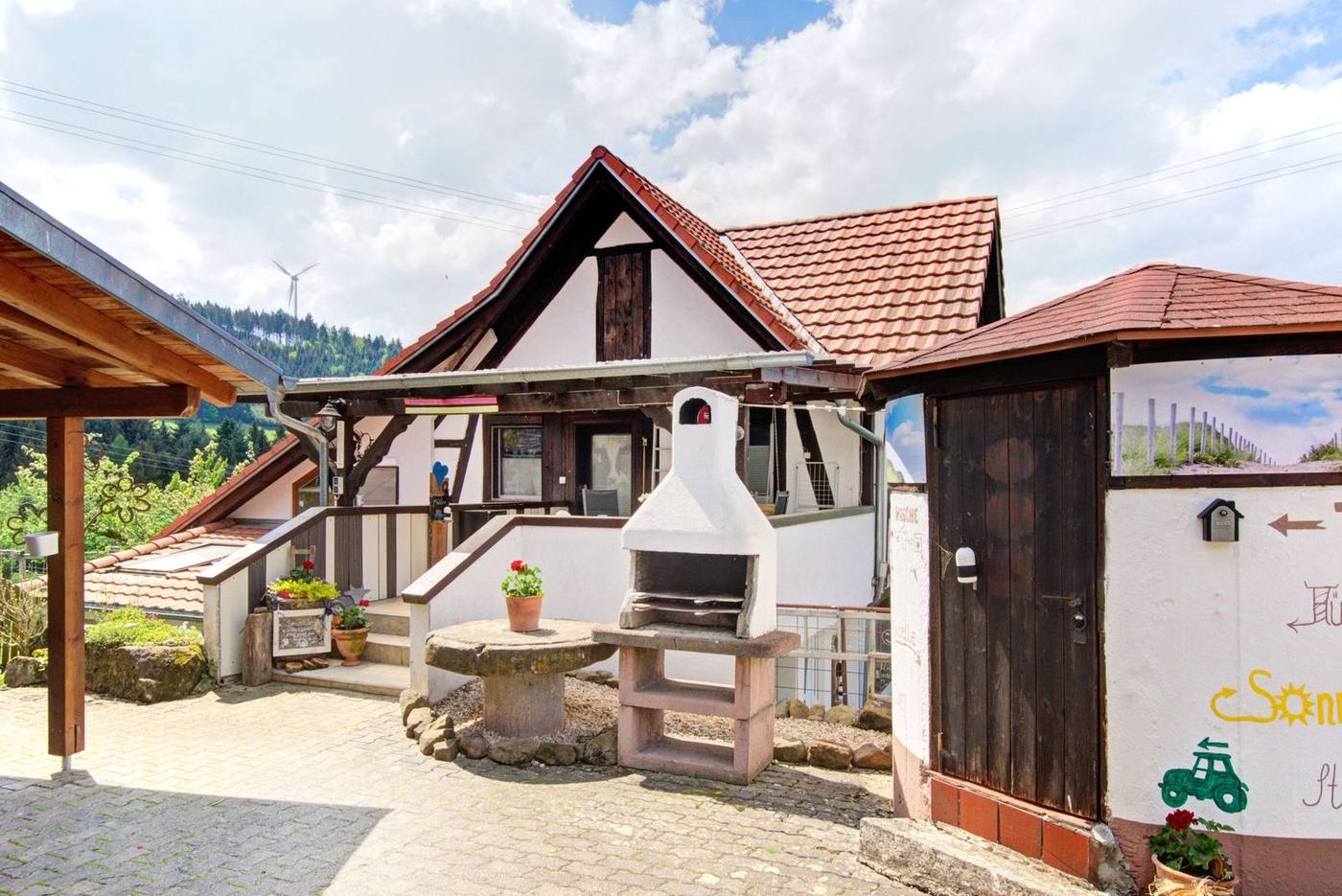 Überdachte Terrasse mit Grill der Ferienwohnung Magaritte