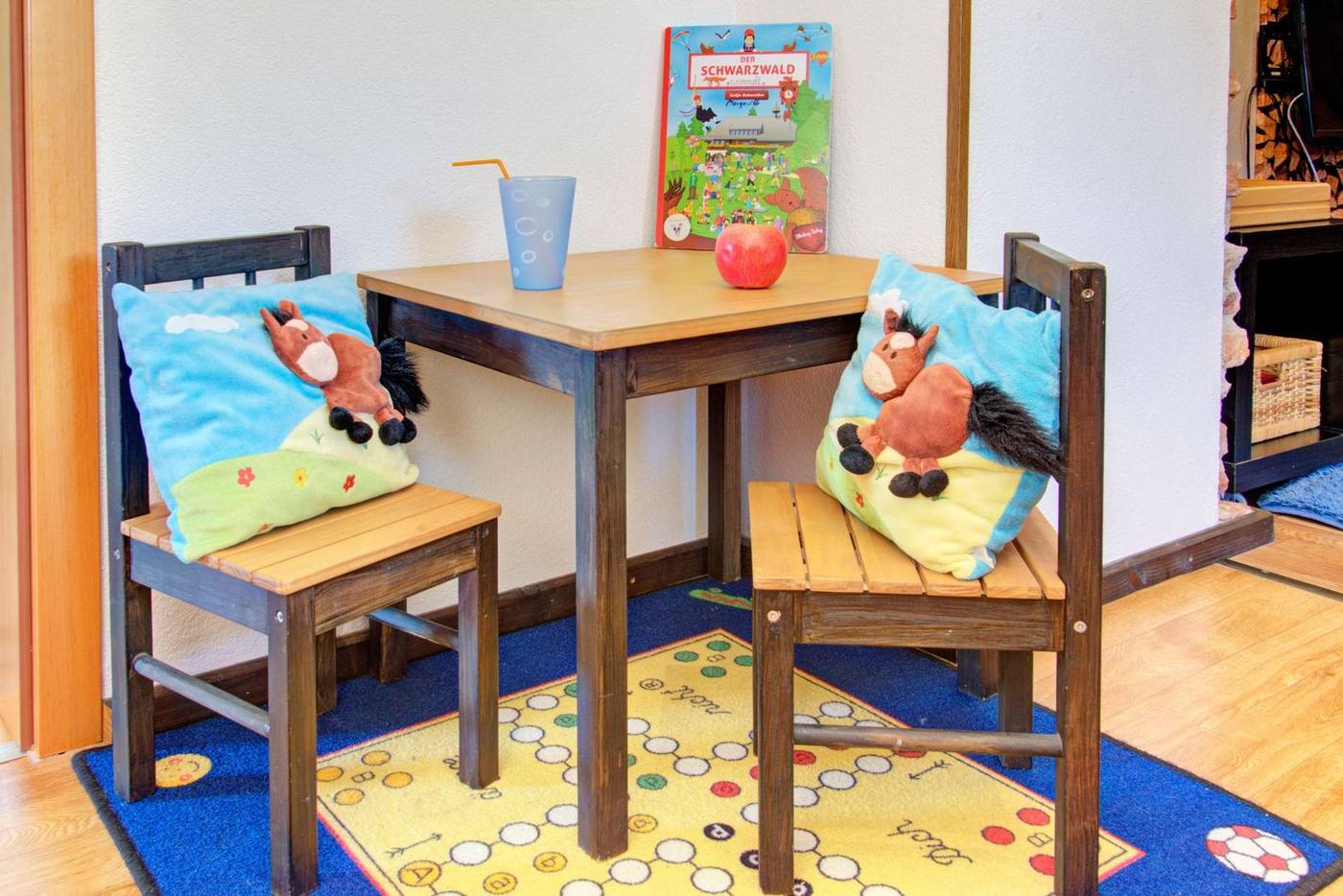 Kinderspieltisch mit Blick auf den Spielplatz in der Ferienwohnung Magaritte