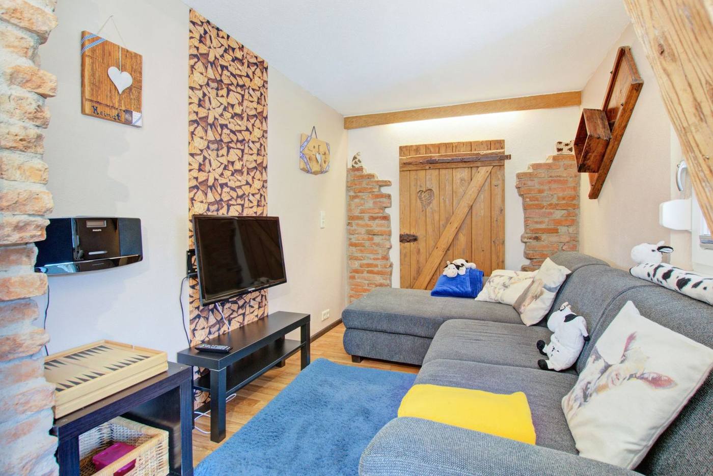 Wohnzimmer mit Couch in der Ferienwohnung Magaritte