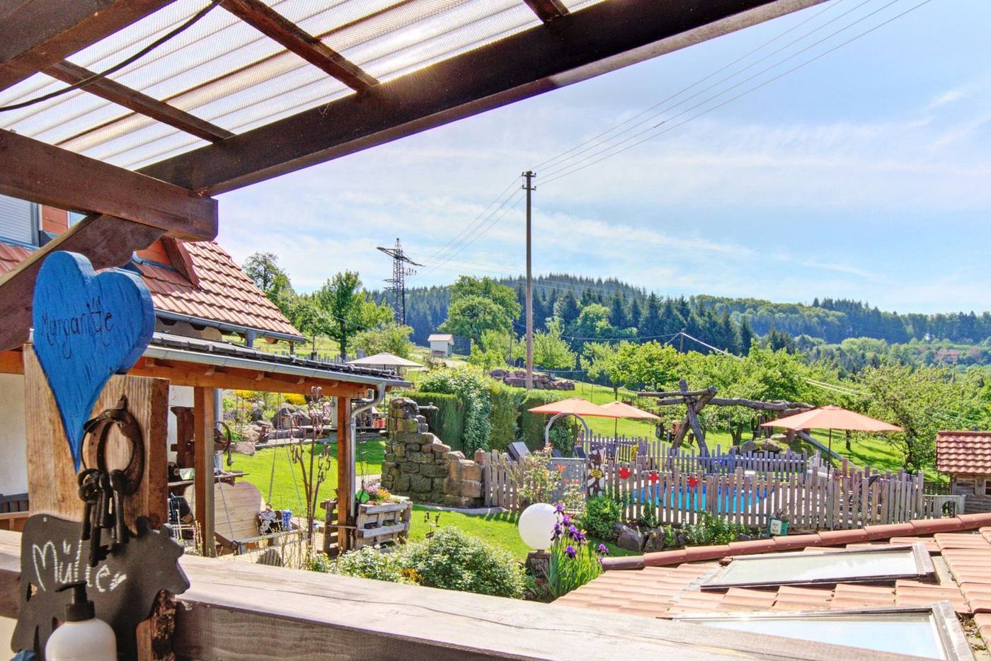 Terrasse der Ferienwohnung Magaritte mit Blick auf Spielplatz und Naturpool