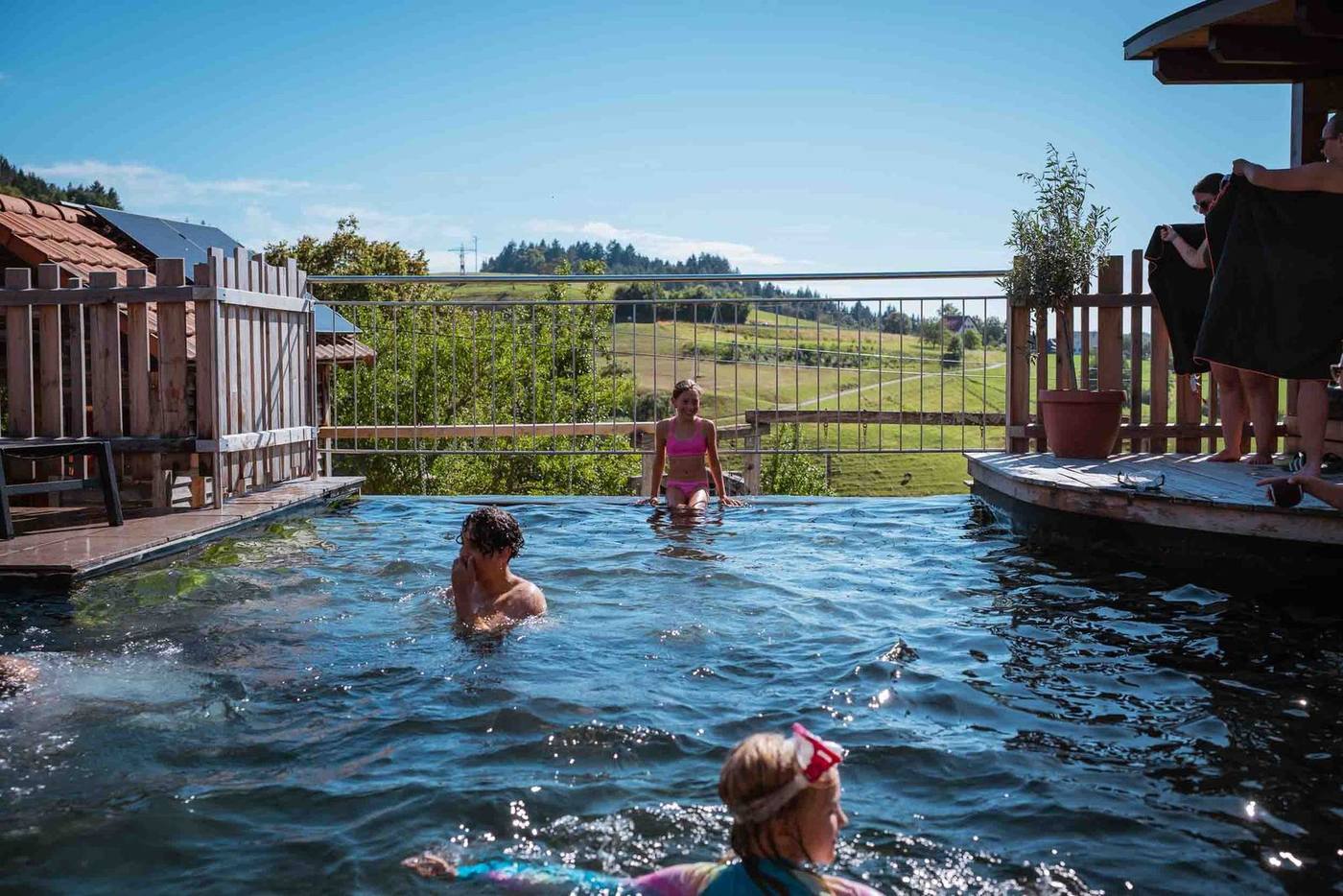 Naturpool mit Blick auf die Schwarzwaldhügel am Grub-Daniel-Hof