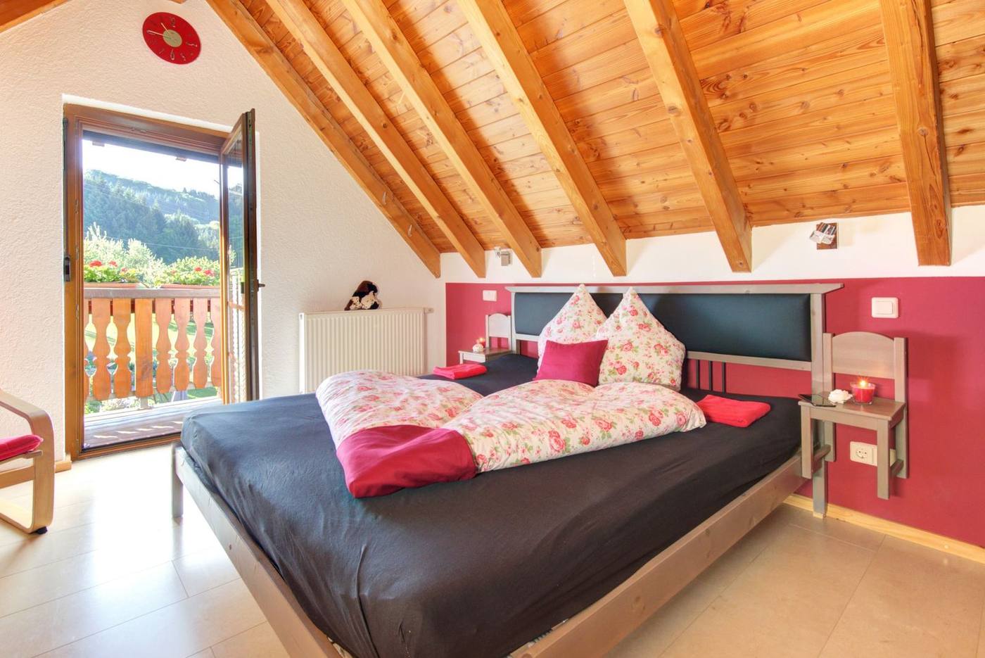 Elternschlafzimmer in der 2. Etage mit Balkon im Ferienhaus Rose