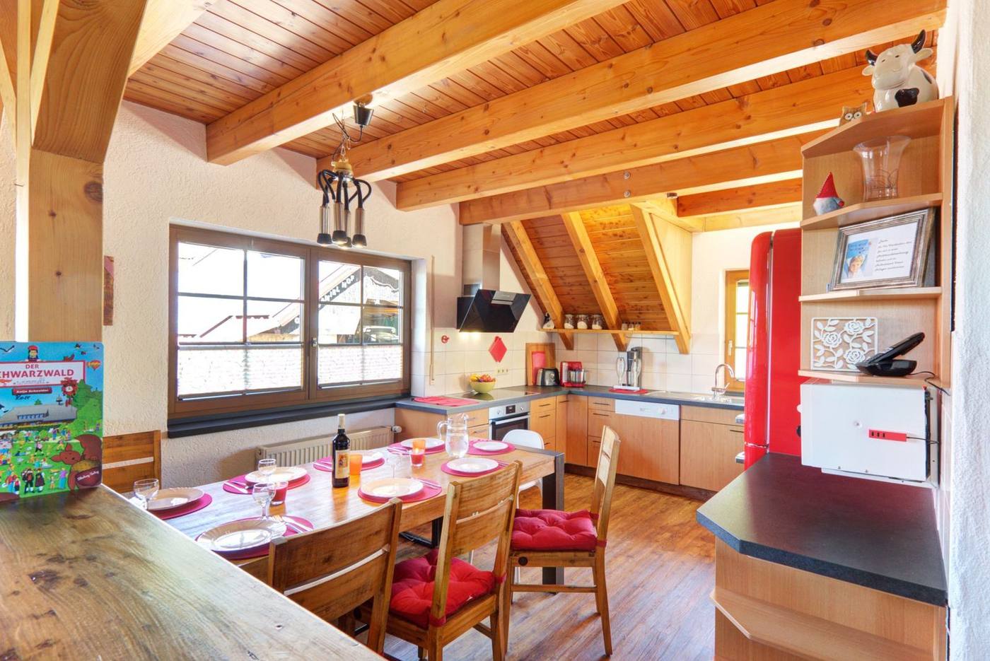Große Wohnküche mit Esstisch im Ferienhaus Rose