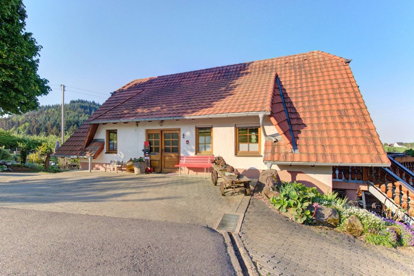 Ferienhaus Rose mit drei reservierten Parkplätzen direkt vor dem Haus