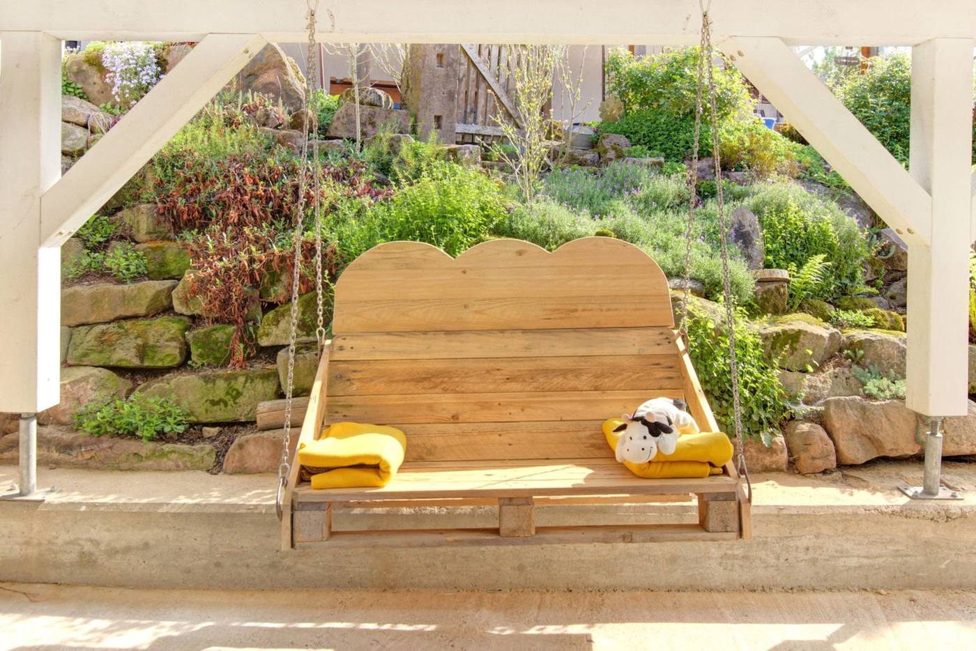 XXL-Schaukel vor der Ferienwohnung Sonnenblume