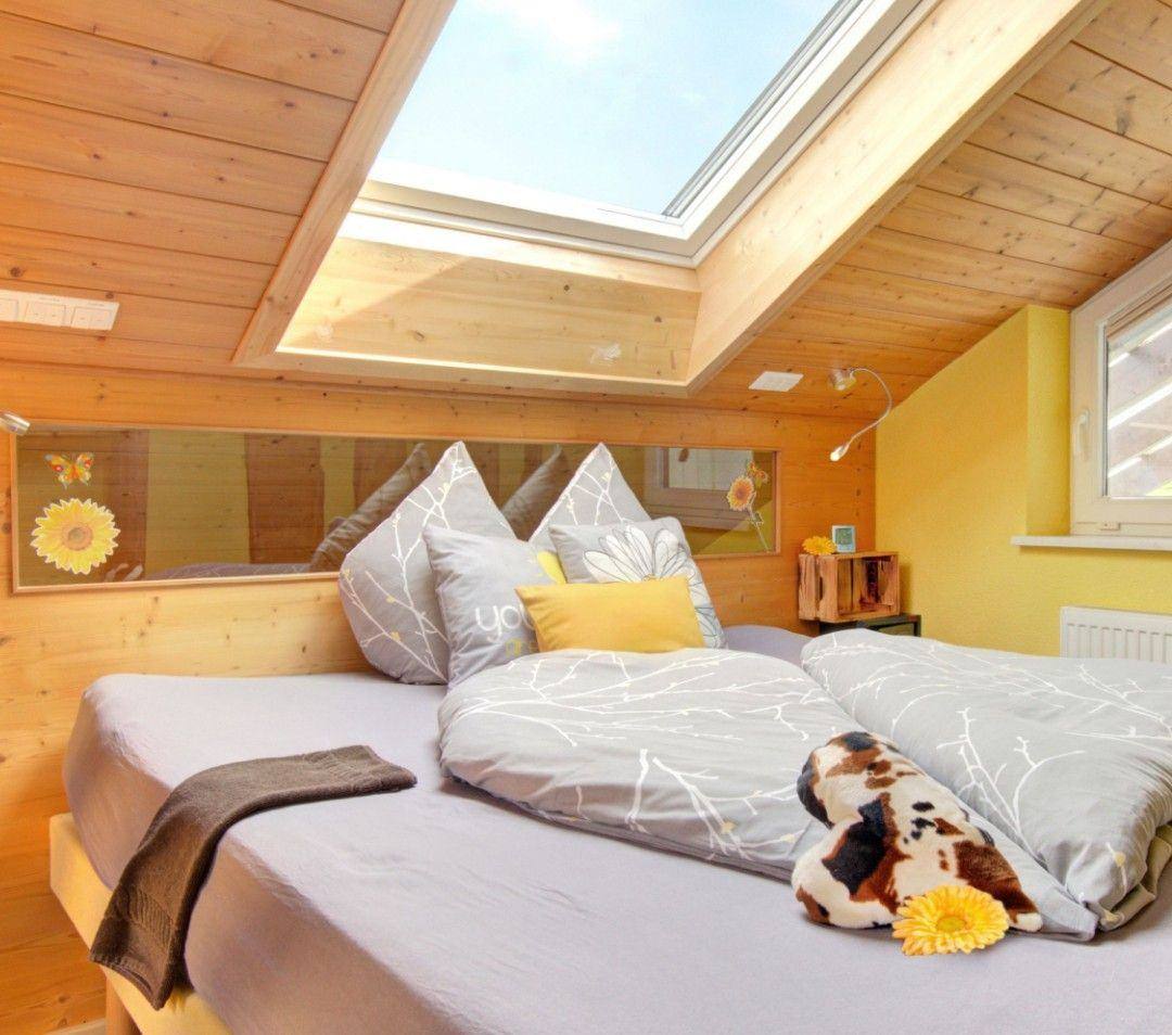 Schlafzimmer auf der Empore mit Blick zu den Sternen in der Ferienwohnung Sonnenblume