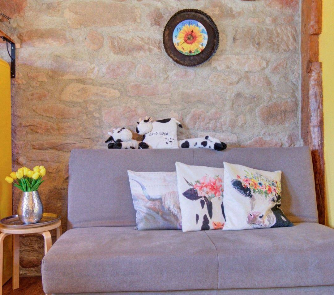 Wohn-Essbereich mit Tisch, Couch und SAT-TV in der Ferienwohnung Sonnenblume